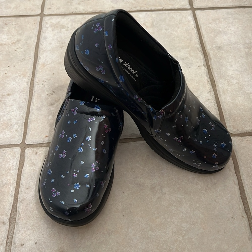 Women’s East Street Easy Works Floral Navy Slip Resistant Clogs Size 8 1/2
